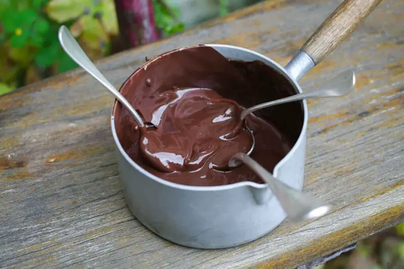 EASY HOMEMADE CHOCOLATE SYRUP