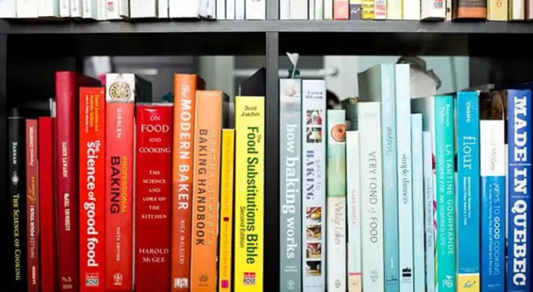 корешок книги. пак вансо как их много. букривер читать онлайн. девушка в библиотеке. книга как их много.